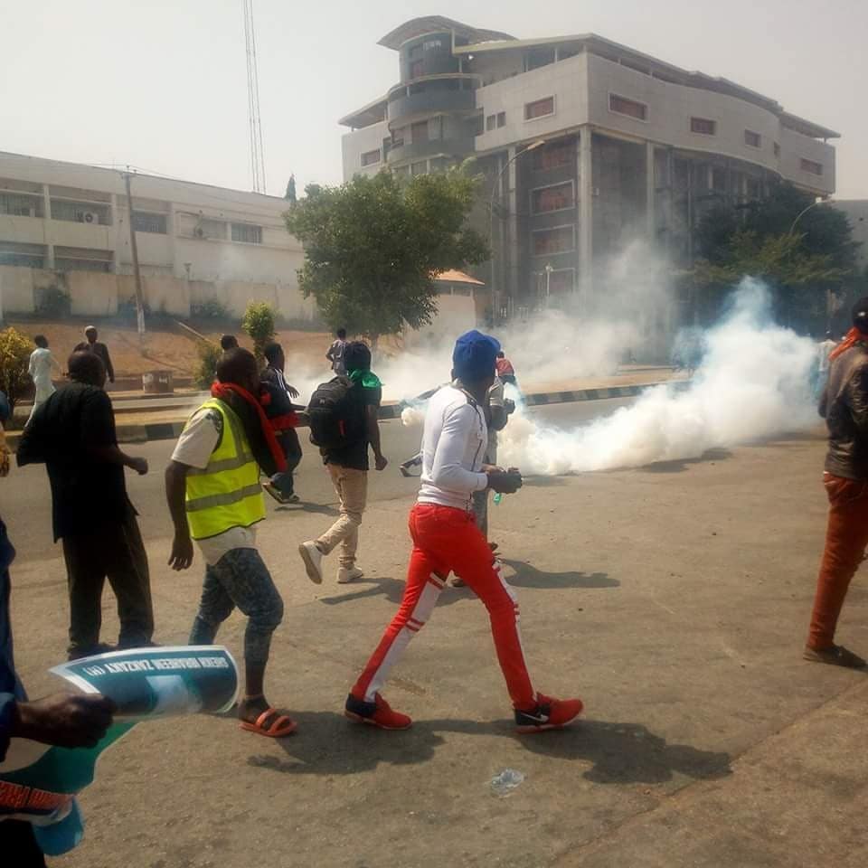 free zakzaky protest in abuja, police teargas